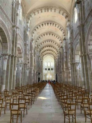 Die Kathedrale von Vézelay: Ein spiritueller Kristall und architektonisches Meisterwerk!